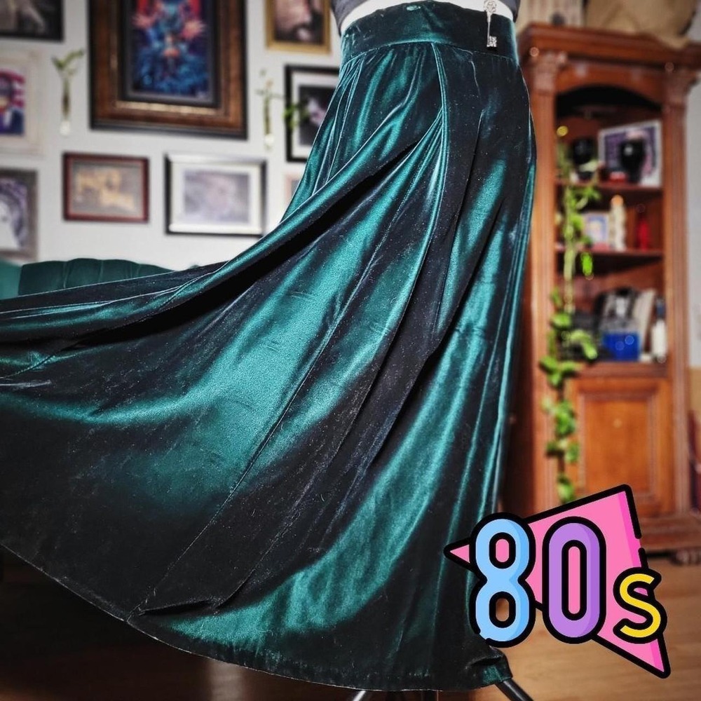 JH COLLECTIBLES / FAMOUS BARR Vintage 80s Green‎ Velvet Maxi Skirt - NWT
